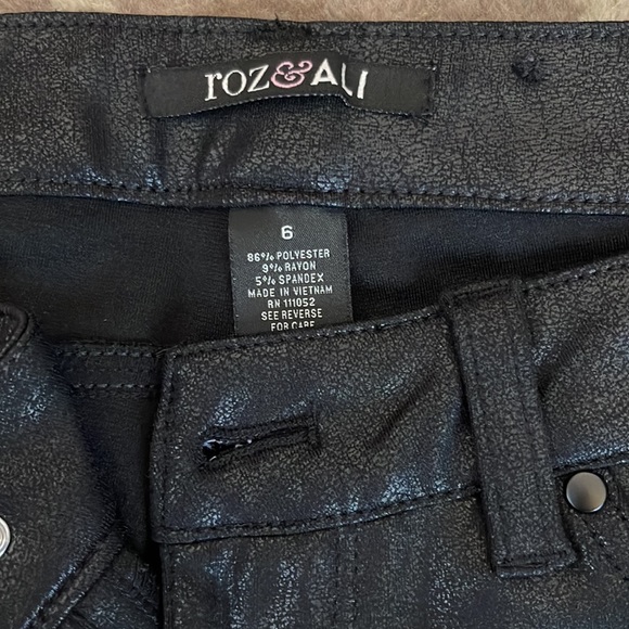 Roz&Ali black stretchy jeans NWOT - Picture 2 of 3